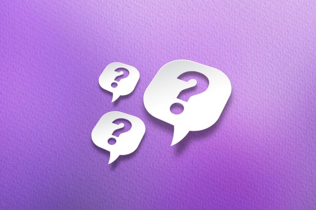 紫色の背景の前にある3つのハテナマークが書かれた吹き出し